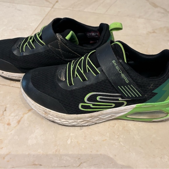 Sketchers Size 2 kids - Picture 2 of 5